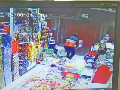 監(jiān)控中顯示，當(dāng)時(shí)竊賊抱起募捐箱就跑。