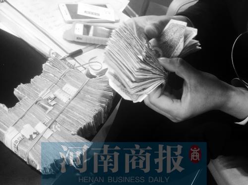 一名店員點(diǎn)了快一個(gè)小時(shí)，只點(diǎn)了一小部分零錢