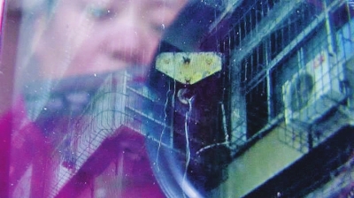 塔吊吊鼻失控后掛住居民樓 塔吊吊鼻失控后掛住居民樓