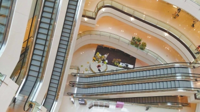 記者趕到現(xiàn)場時看到，墜樓女子面部朝下，上身穿粉紅色長袖上衣，下身穿黑色長褲，腳上沒有鞋。