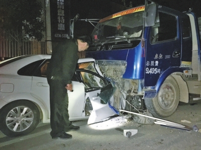 鄭州一司機(jī)酒駕逆行釀車(chē)禍 車(chē)體三分之一鉆入卡車(chē)下