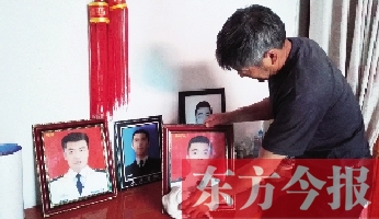 沉浸在悲痛之中的魯有海，擦拭著孩子的遺照