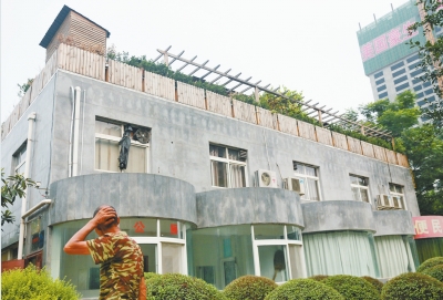 一樓是公廁，綠化后的樓頂開(kāi)了個(gè)露天燒烤攤