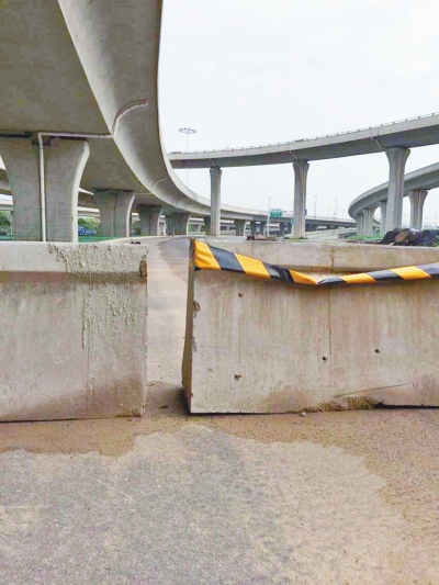 京廣快速路北延地面道路北三環(huán)入口處，一排石墩擋道，不讓入內(nèi)。