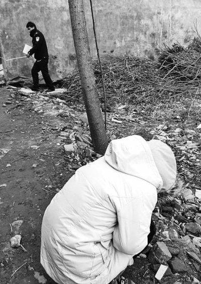 案發(fā)現(xiàn)場(chǎng)附近，死者的姐姐在痛哭。