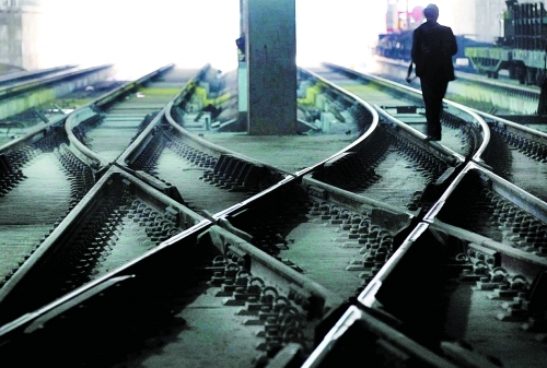 ▲鄭州地鐵1號線醫(yī)學(xué)院站，地下18米縱橫交錯(cuò)的鐵軌伸向遠(yuǎn)方。