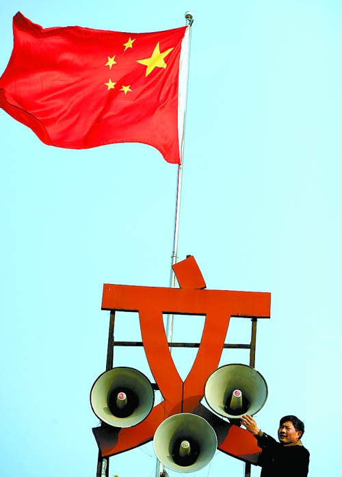 11月15日，新蔡縣磚店鎮(zhèn)黨員劉新峰在村口架起三個(gè)大喇叭，向群眾及時(shí)宣傳十八大精神。