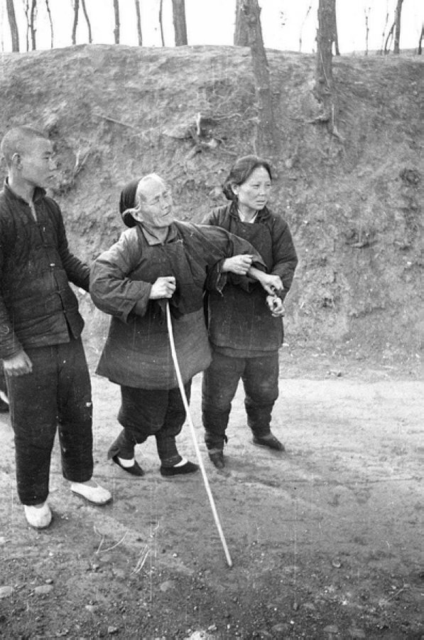 災(zāi)民，看到左側(cè)年輕人的白鞋，應(yīng)該是剛死去親人