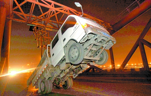 　車上升降機(jī)的工作臺(tái)被卡，車身前部高高翹起。