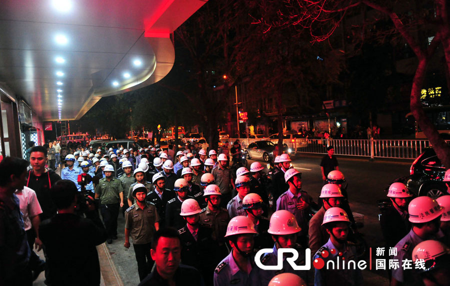 2012年12月26日晚，海南省三亞市，三亞市綜合行政執(zhí)法局河西大隊(duì)近百名城管上街執(zhí)法。