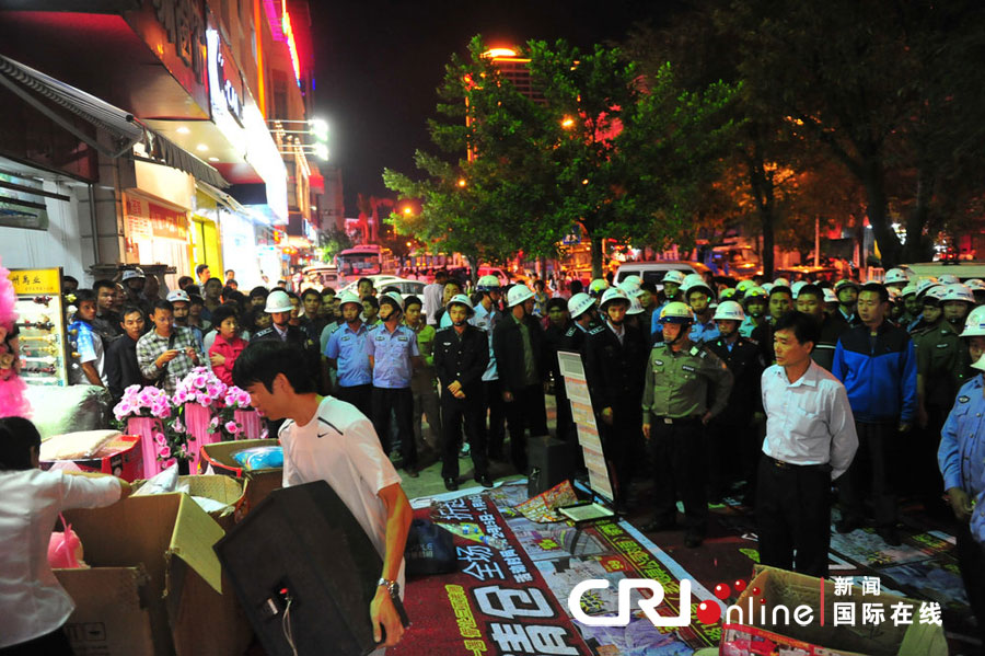 　2012年12月26日晚，海南省三亞市，三亞市綜合行政執(zhí)法局河西大隊(duì)近百名城管上街執(zhí)法。