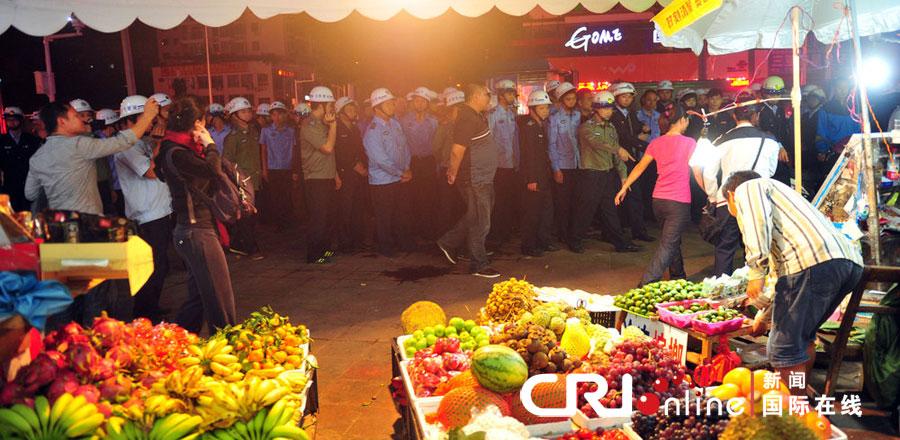 2012年12月26日晚，海南省三亞市，三亞市綜合行政執(zhí)法局河西大隊(duì)近百名城管上街執(zhí)法。