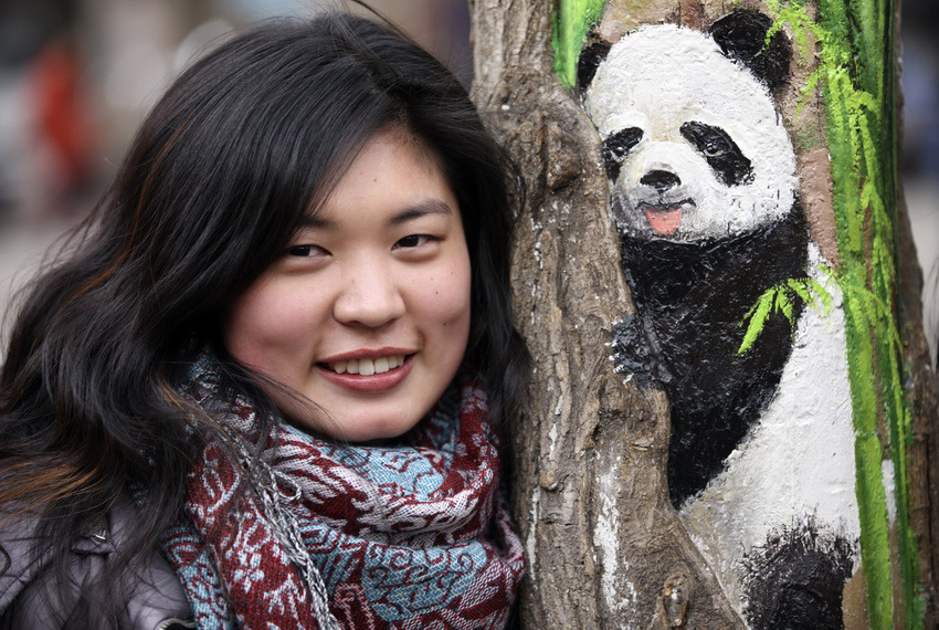 　3月1日，在河北省石家莊市九中街，王月與她的“樹洞畫”作品拍攝合影。