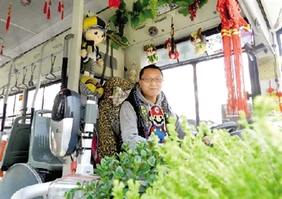 米奇、中國(guó)結(jié)、流氓兔、綠色植物、各種表情的小豬裝扮車廂