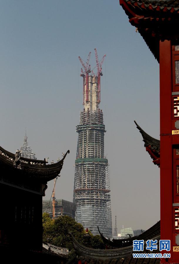 在上海豫園遠(yuǎn)眺在建的國內(nèi)第一高樓“上海中心”（4月11日攝）。