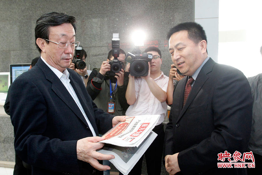 東方今報報社社長趙國平向河南省委書記、省人大常委會主任郭庚茂匯報東方今報的內(nèi)容、發(fā)行等情況 東方今報