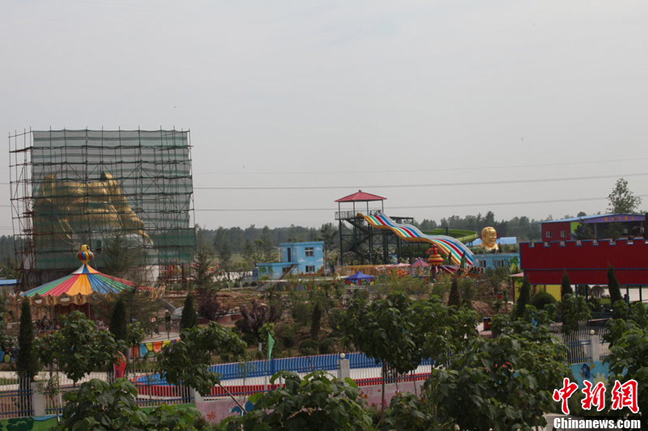 圖為被拆掉頭的雕塑。王友 攝