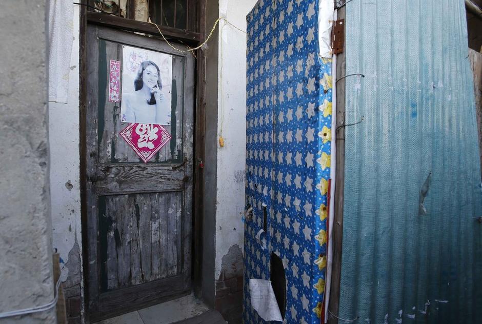 36歲的河南信陽打工者陳小龍?jiān)谶@里租了一間屋子住，2012年底開始，他偷偷在出租屋里挖地窖。