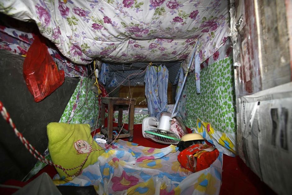 今年地窖挖成。6月12日22時左右，陳小龍?jiān)诩闻d市經(jīng)濟(jì)技術(shù)開發(fā)區(qū)(國際商務(wù)區(qū))玉都豪匯KTV門口，以拉客為由，將18歲安徽女孩郭某，用三輪電動車載到僻靜處，以水果刀、電棍威脅，將她雙手雙腳綁住，嘴巴封住。強(qiáng)行帶到出租屋地窖內(nèi)，用鎖鏈鎖住。期間，陳小龍多次強(qiáng)奸女孩。