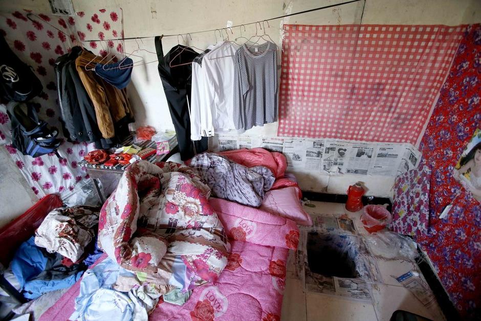 女孩利用隨身攜帶的指甲刀，一點(diǎn)點(diǎn)將身上鎖鏈磨斷，6月23日，她掙脫鎖鏈，跑到氣窗大喊救命，周圍居民聞聲報(bào)警，女孩11天的地獄經(jīng)歷才告結(jié)束。