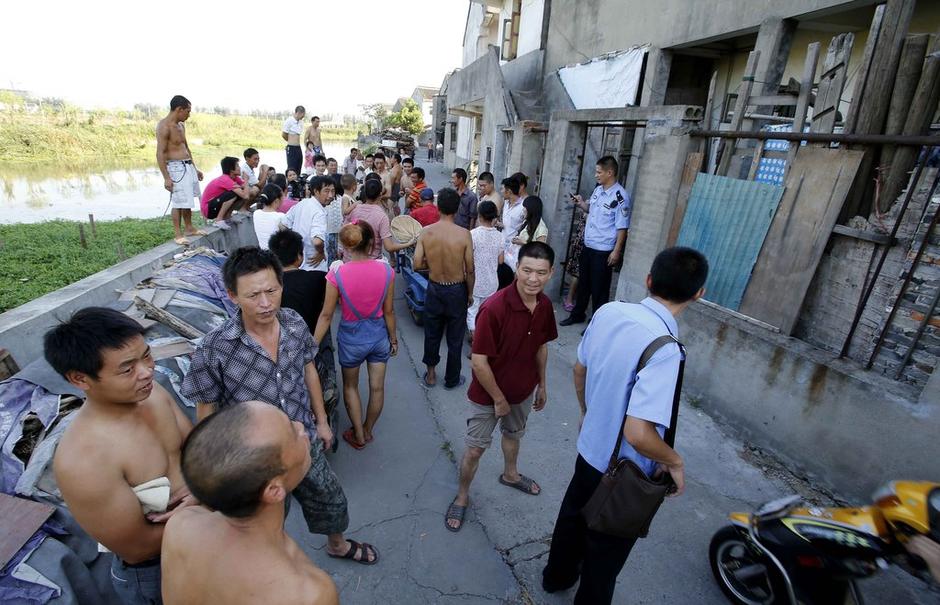 打開木門，地窖就在眼前：目測3米長，1米寬，1.5米高。洞內(nèi)四壁用水泥澆注，洞頂上蓋了棉被，底部有地毯。洞內(nèi)還安裝了電燈、電風(fēng)扇，最里面放了一個桶，估計(jì)是大小便用的。洞內(nèi)有一股污濁的氣息，凌亂地散放著康師傅方便面，還有蘇菲衛(wèi)生巾。墻壁上掛著《大秦帝國》的碟片。房東戴阿婆見了這個地洞，氣得不行：“早知道他動歪腦筋，我怎么也不會出租給他的，以后這房子可怎么辦？肯定租不掉了啊?！? width=