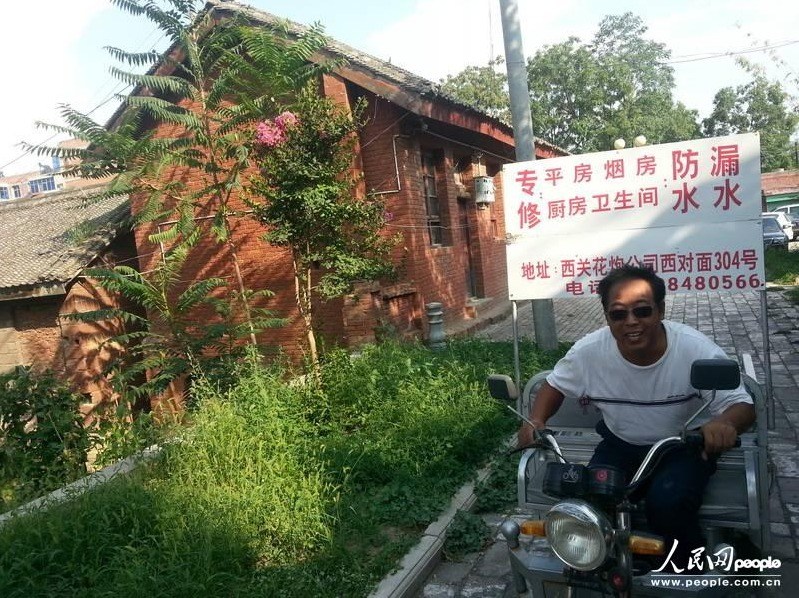 圖為縣委大院依然沒有配備專職保安，群眾可以隨意進(jìn)入。圖片來(lái)源：人民網(wǎng)