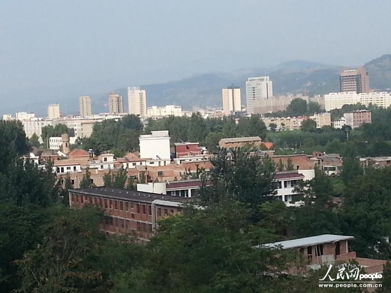 圖為盧氏縣委的土坯辦公房在高樓林立的縣城很不起眼。圖片來(lái)源：人民網(wǎng)