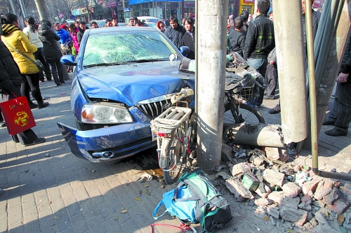 看看這兩起禍事 駕車時需當(dāng)心 看看這兩起禍事 駕車時需當(dāng)心