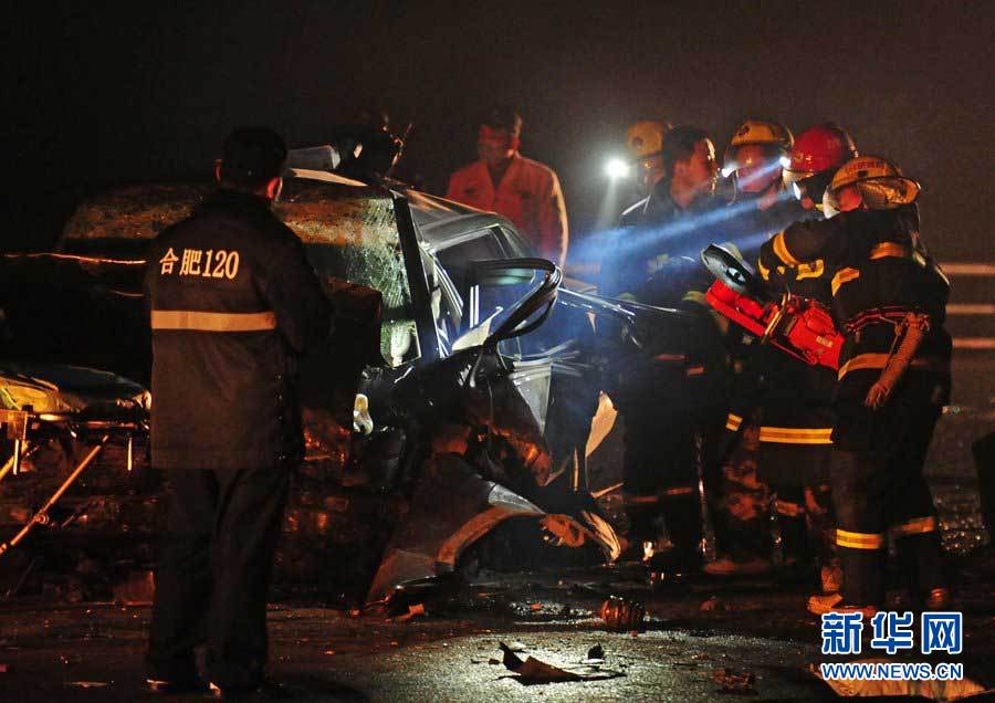 2013年1月9日，合肥，事故現(xiàn)場(chǎng)，兩輛受損車(chē)輛已經(jīng)全部變形