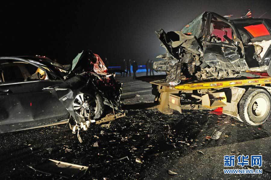 2013年1月9日，合肥，事故現(xiàn)場(chǎng)，兩輛受損車(chē)輛已經(jīng)全部變形