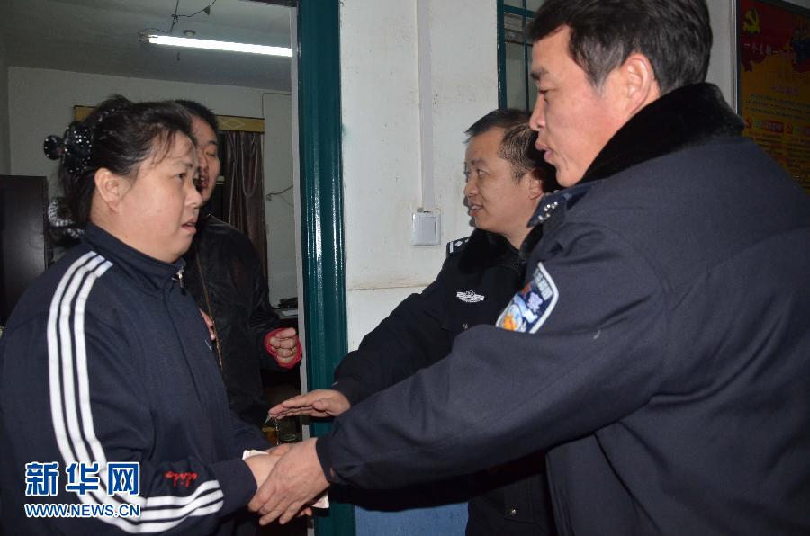 （中國網(wǎng)事·新華網(wǎng)·圖文互動(dòng)）（1）務(wù)工者萬元現(xiàn)金掉入列車便池散落鐵軌 民警冒雨沿路撿回