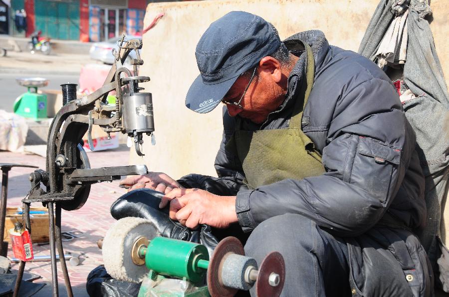 （中國網事·感動2013·圖文互動）（1）“半價鞋匠”27年不間斷微助貧寒學子