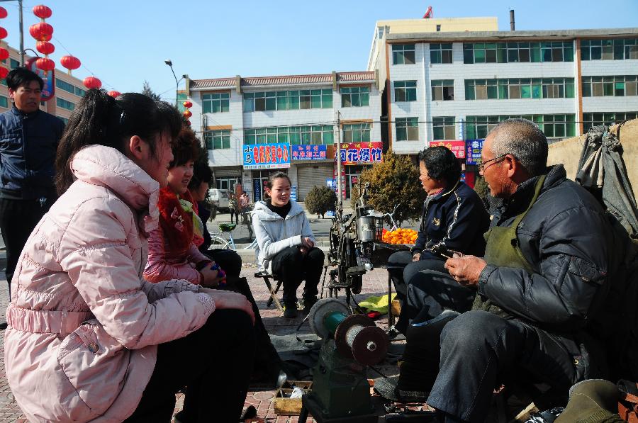 （中國網事·感動2013·圖文互動）（2）“半價鞋匠”27年不間斷微助貧寒學子