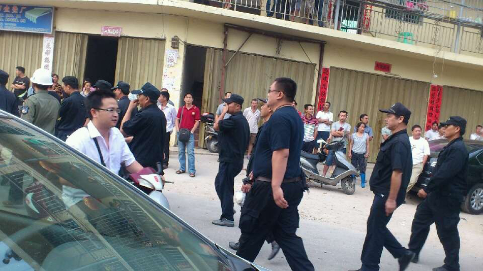 網(wǎng)曝海南三亞暴力強(qiáng)拆 村民下跪求情