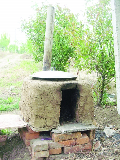 簡易的鍋灶。任國勇攝