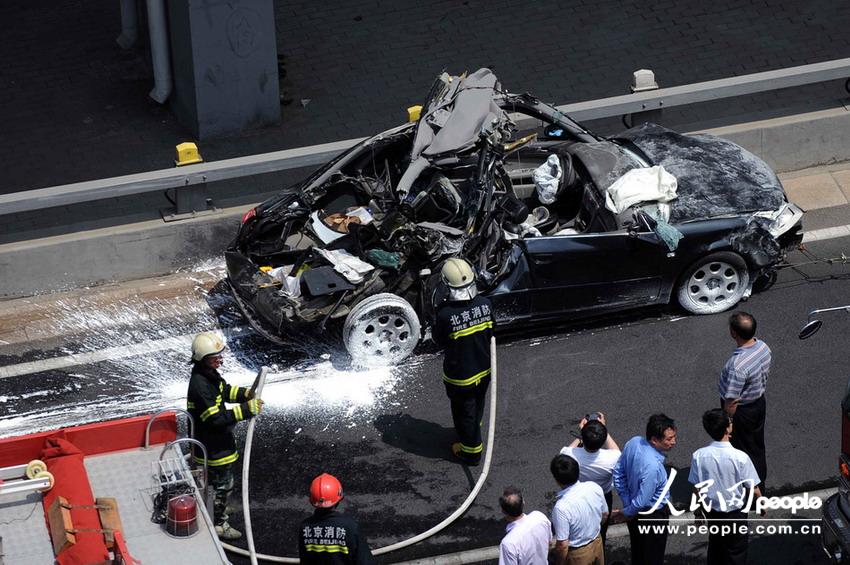 北京大客車追尾碾壓奧迪司機被困車中。