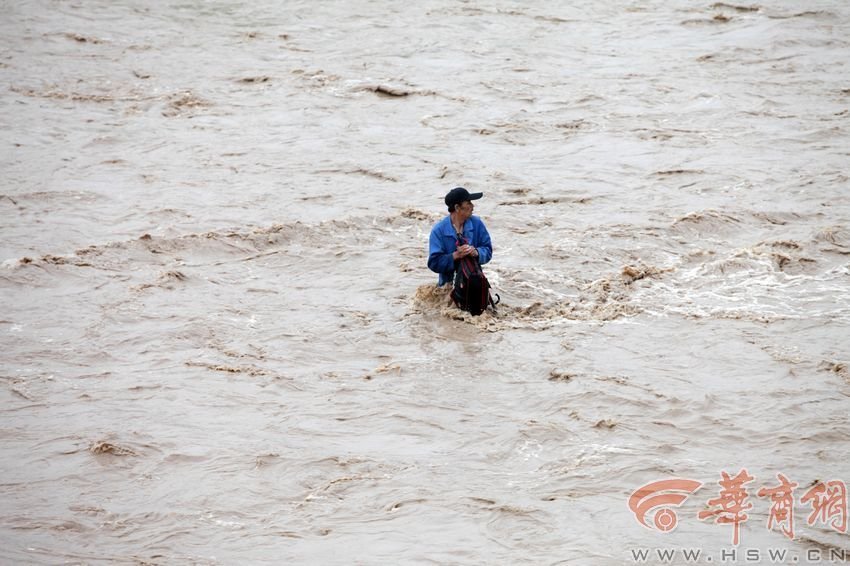 消防官兵試圖將救援的繩索扔到河中央，然而嘗試幾次都失敗。此時，河水已經(jīng)淹沒到四周，男子在一平方米的“