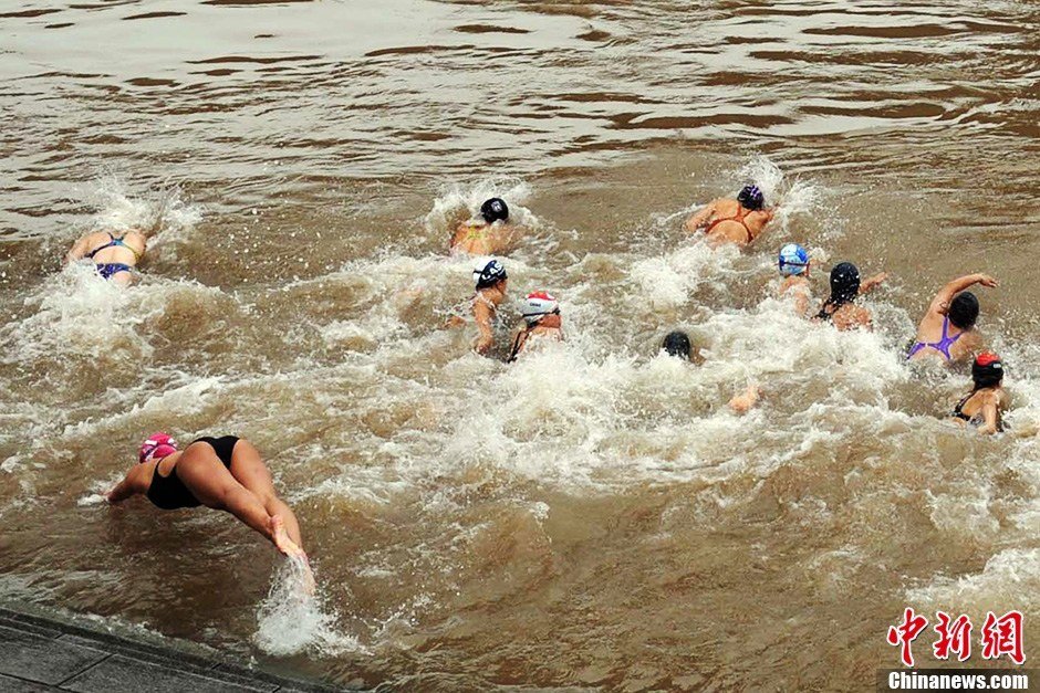 圖為參加搶渡賽的女選手們劈波斬浪。中新社發(fā) 張暢 攝