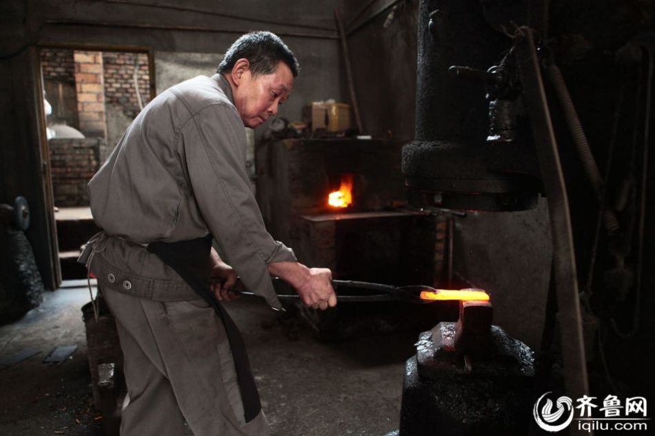 實(shí)拍最后的打鐵匠 一把手工菜刀賺六塊錢(qián)