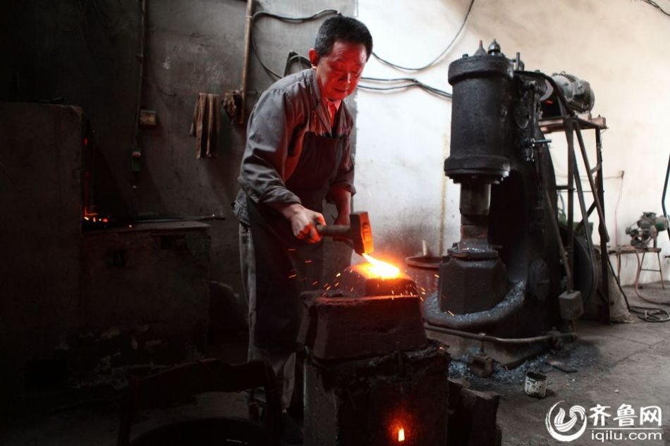 實(shí)拍最后的打鐵匠 一把手工菜刀賺六塊錢(qián)