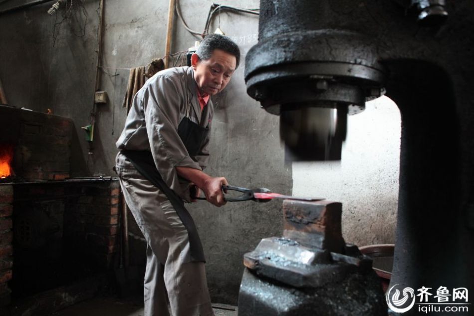 實(shí)拍最后的打鐵匠 一把手工菜刀賺六塊錢(qián)
