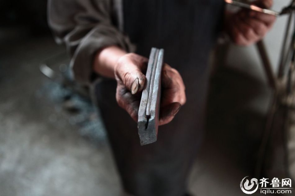 實(shí)拍最后的打鐵匠 一把手工菜刀賺六塊錢(qián)