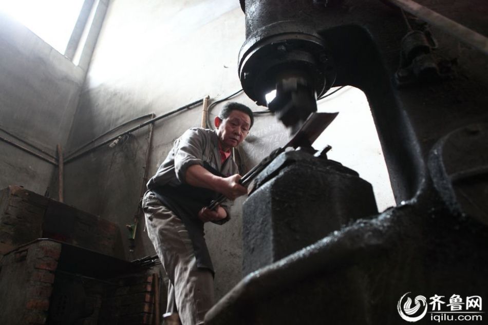 實(shí)拍最后的打鐵匠 一把手工菜刀賺六塊錢(qián)