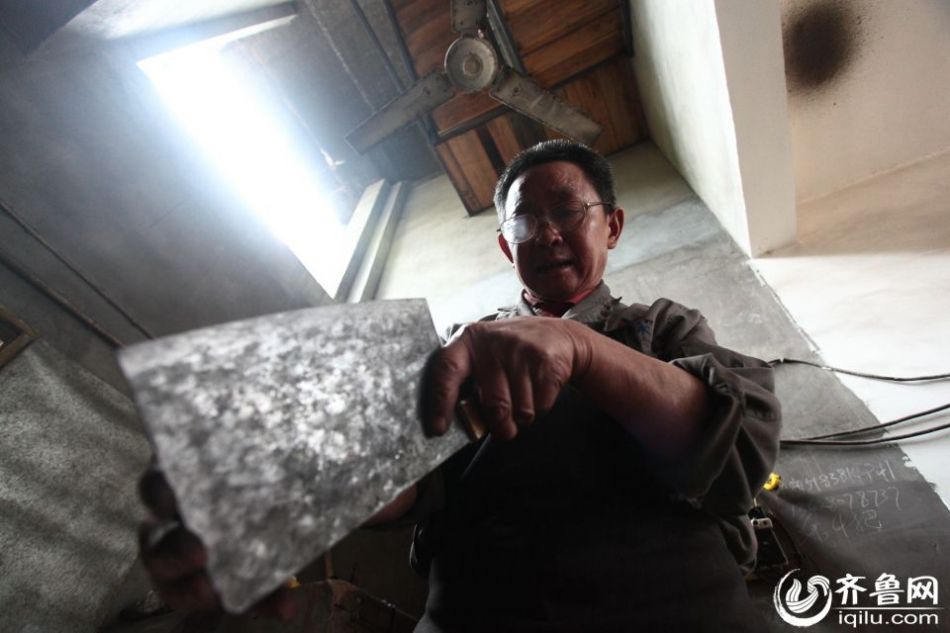 實(shí)拍最后的打鐵匠 一把手工菜刀賺六塊錢(qián)