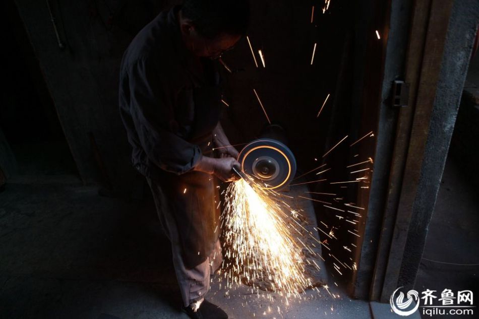 實(shí)拍最后的打鐵匠 一把手工菜刀賺六塊錢(qián)