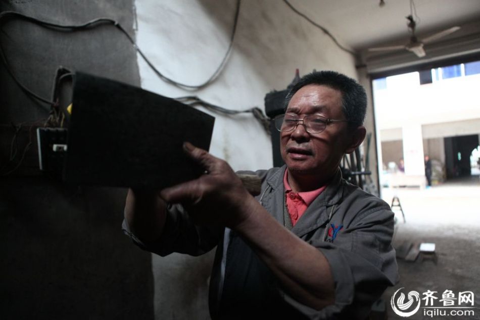 實(shí)拍最后的打鐵匠 一把手工菜刀賺六塊錢(qián)