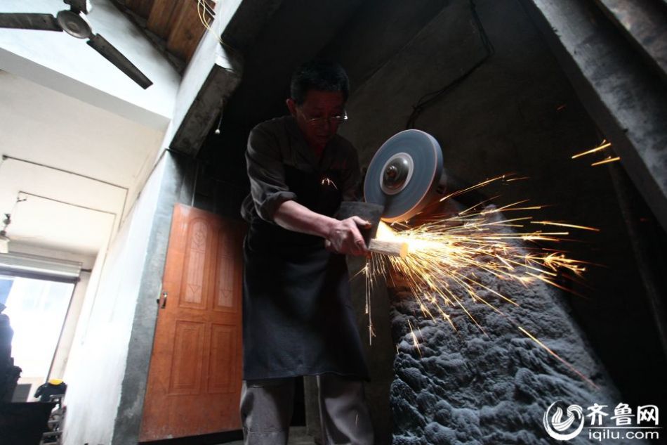 實(shí)拍最后的打鐵匠 一把手工菜刀賺六塊錢(qián)