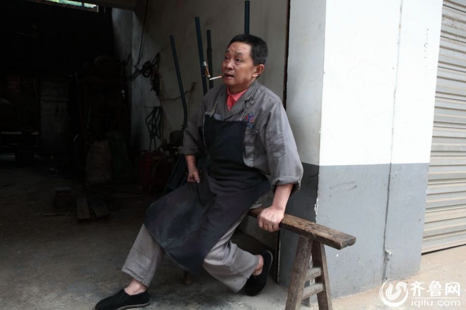 實(shí)拍最后的打鐵匠 一把手工菜刀賺六塊錢(qián)