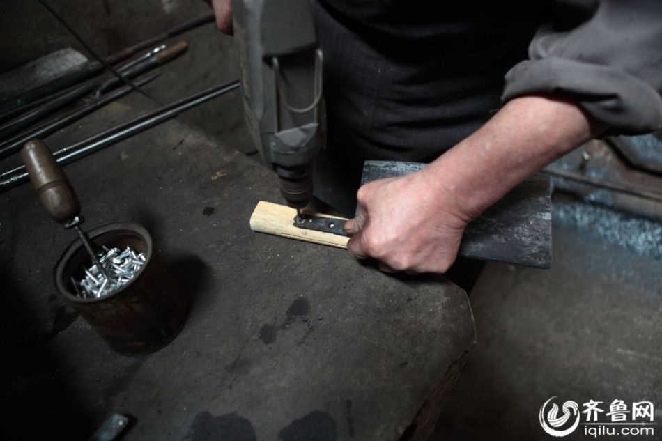 實(shí)拍最后的打鐵匠 一把手工菜刀賺六塊錢(qián)