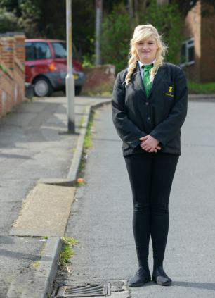 英16歲女孩撿手機被卡